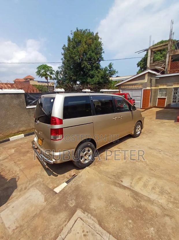 Toyota Noah 2004 Gold