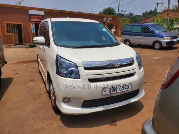 Toyota Noah 2010 White