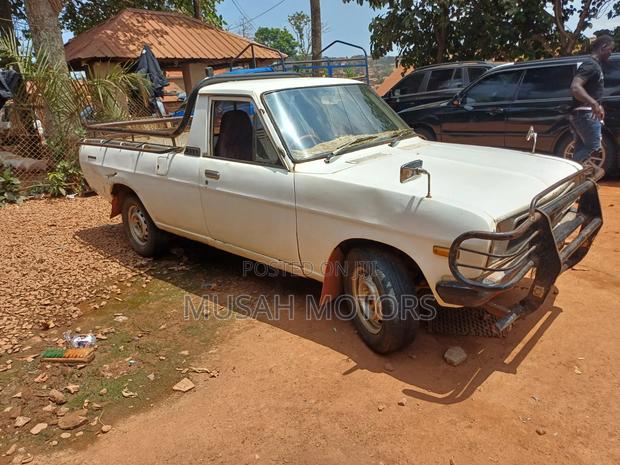 Nissan Pick-Up 1993 White