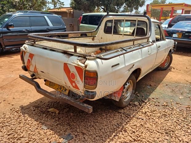Nissan Pick-Up 1993 White