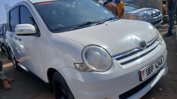 Toyota Sienta 2010 White