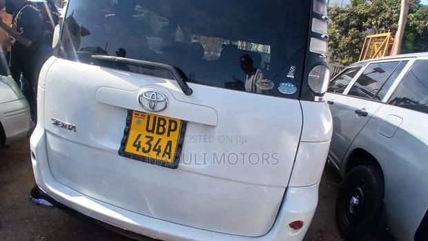 Toyota Sienta 2010 White