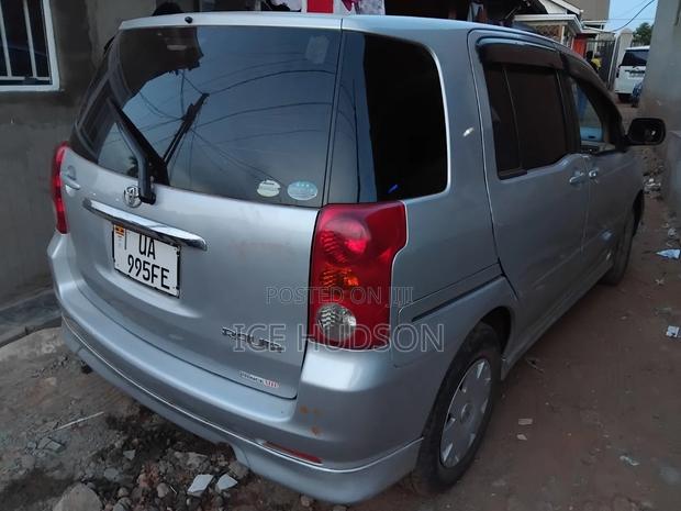 Toyota Raum 2006 Silver