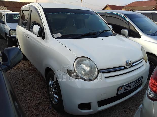 Toyota Sienta 2006 White