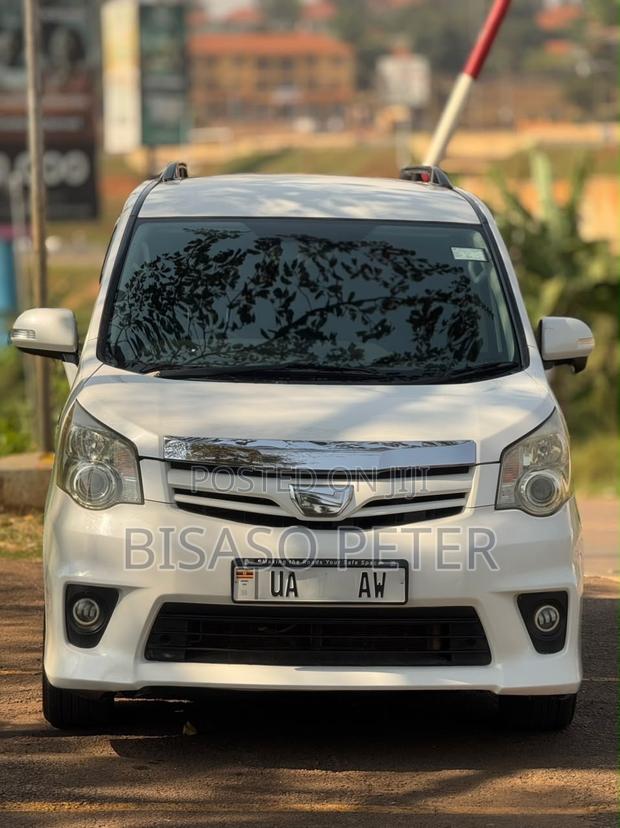 Toyota Noah 2.0 143hp FWD (8 Seater) 2011 White
