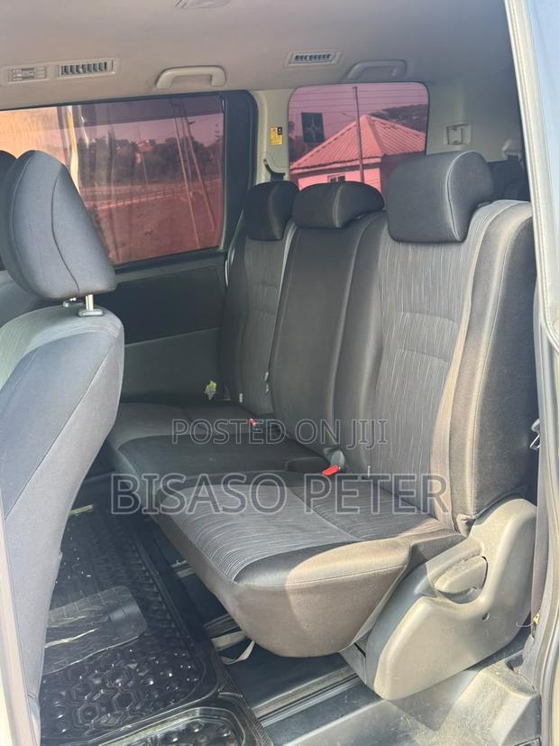 Toyota Noah 2.0 143hp FWD (8 Seater) 2011 White