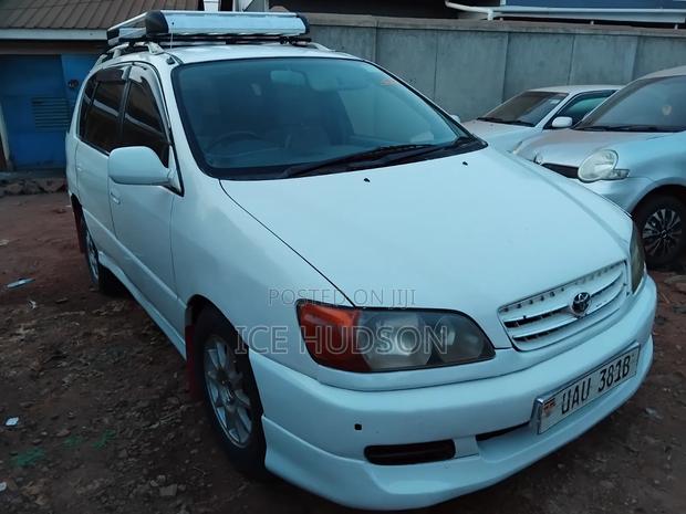 Toyota Ipsum 1999 Beige