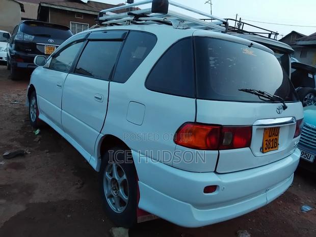 Toyota Ipsum 1999 Beige
