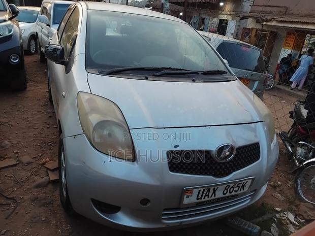 Toyota Vitz 2009 Ivory