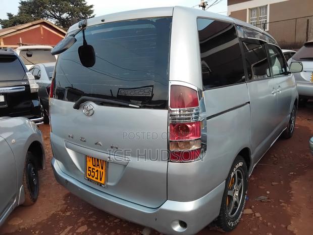 Toyota Noah 2002 Gray
