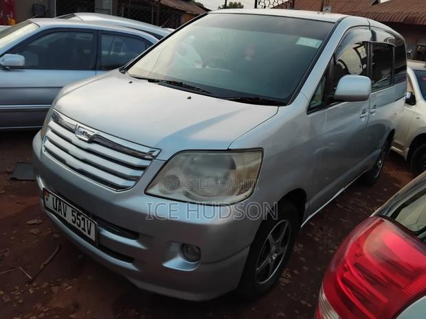 Toyota Noah 2002 Gray