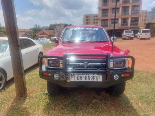 Toyota Hilux 1992 Maroon