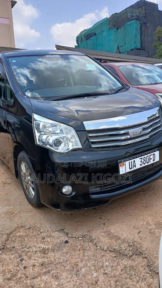 Toyota Noah 2012 Black