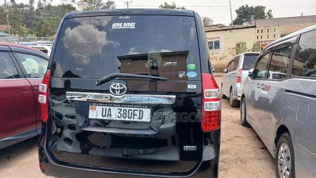 Toyota Noah 2012 Black