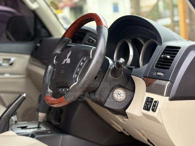 Mitsubishi Pajero 3.2 Di-Dc GLS 2012 Gold