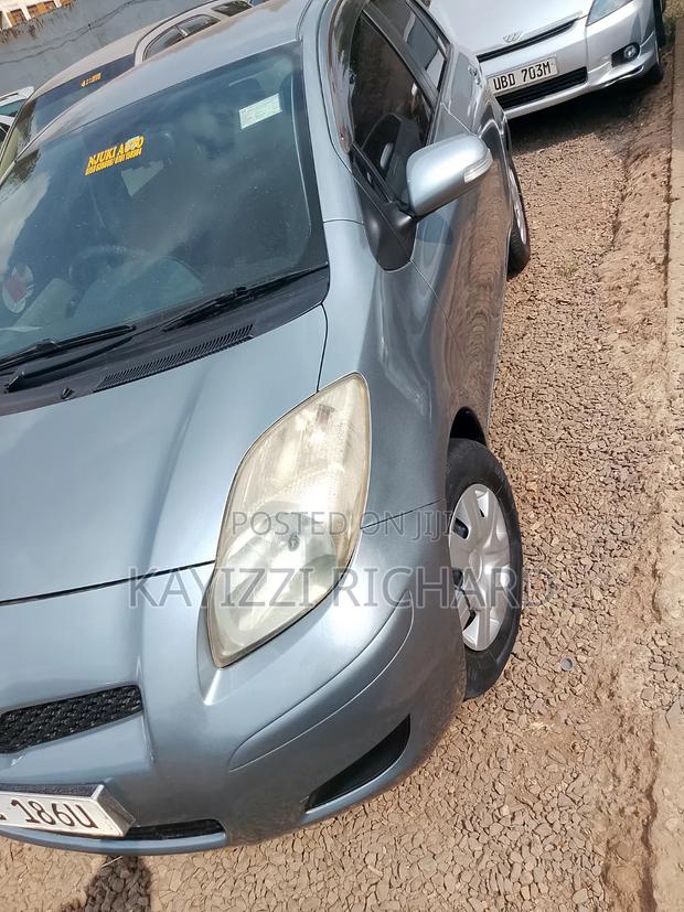 Toyota Vitz 2009 Silver
