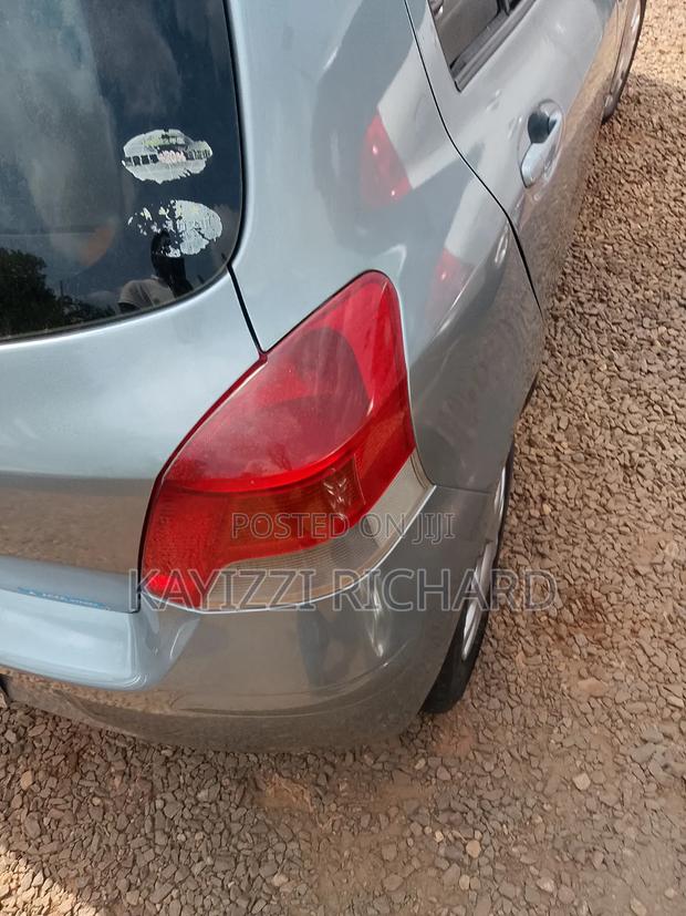 Toyota Vitz 2009 Silver