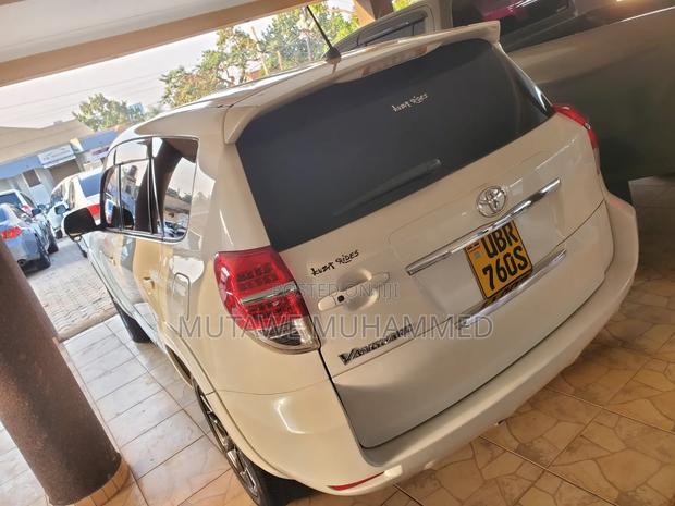 Toyota Vanguard 2011 White