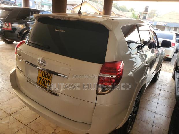 Toyota Vanguard 2011 White