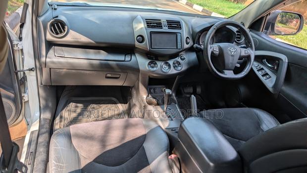 Toyota Vanguard 2011 White