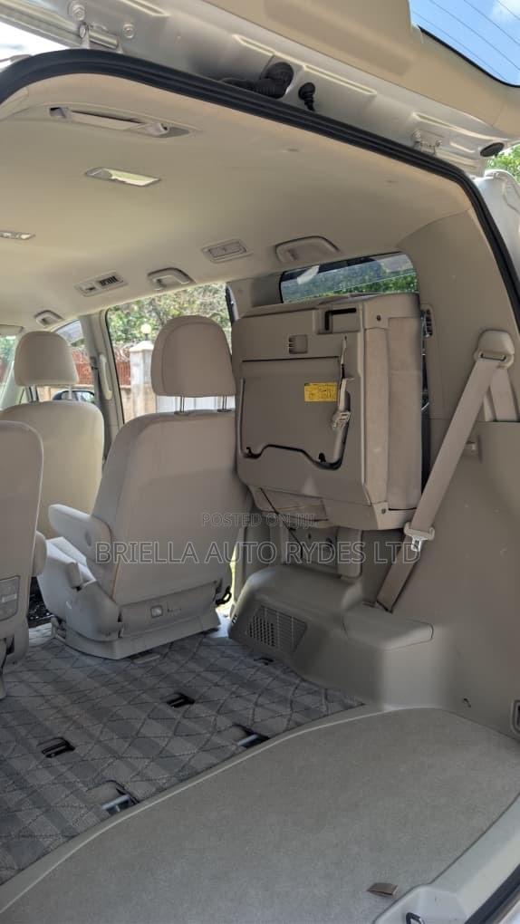 Toyota Noah 2012 Silver
