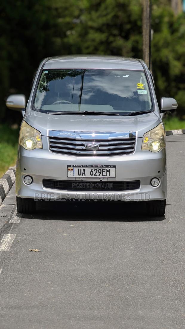 Toyota Noah 2012 Silver
