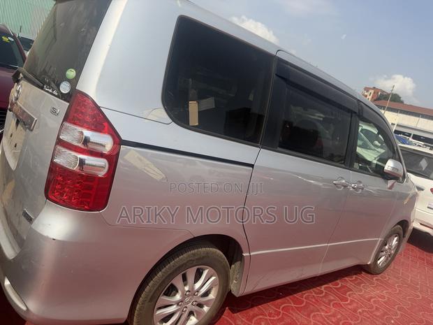 Toyota Noah 2.0 143hp AWD (7 Seater) 2013 Silver