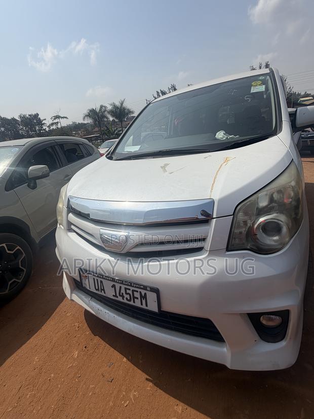 Toyota Noah 2.0 143hp AWD (7 Seater) 2013 Silver