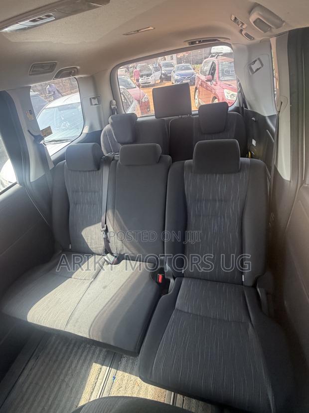 Toyota Noah 2.0 143hp AWD (7 Seater) 2013 Silver