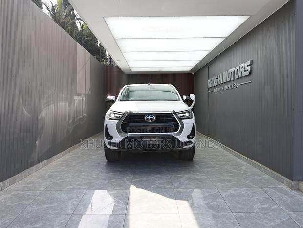 Toyota Hilux 2021 White