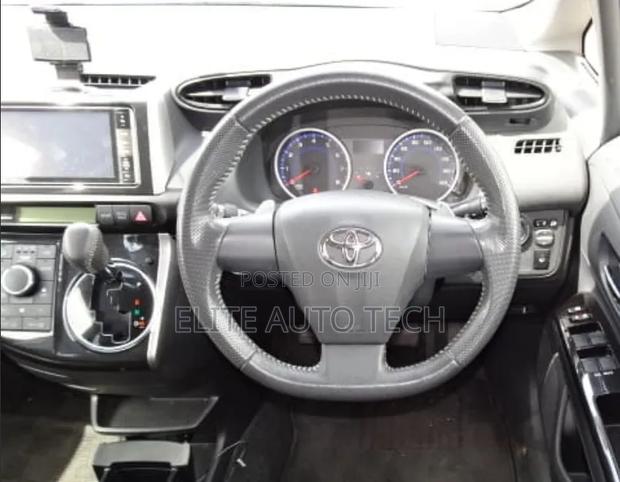 Toyota Wish 2012 Silver