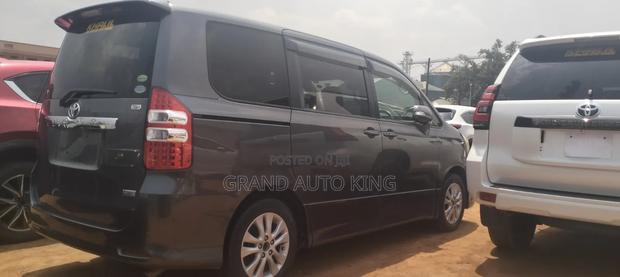 Toyota Noah 2013 Gray