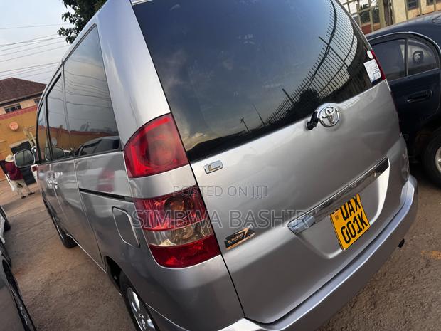 Toyota Noah 2004 Silver