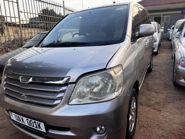 Toyota Noah 2004 Silver
