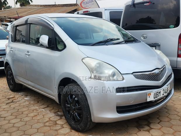 Toyota Ractis 2009 Silver