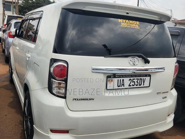 Toyota Corolla Rumion 2010 White