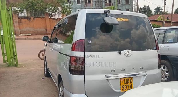 Toyota Noah 2005 Silver