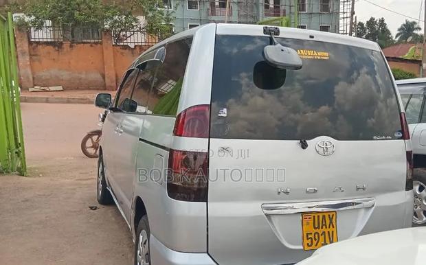 Toyota Noah 2005 Silver