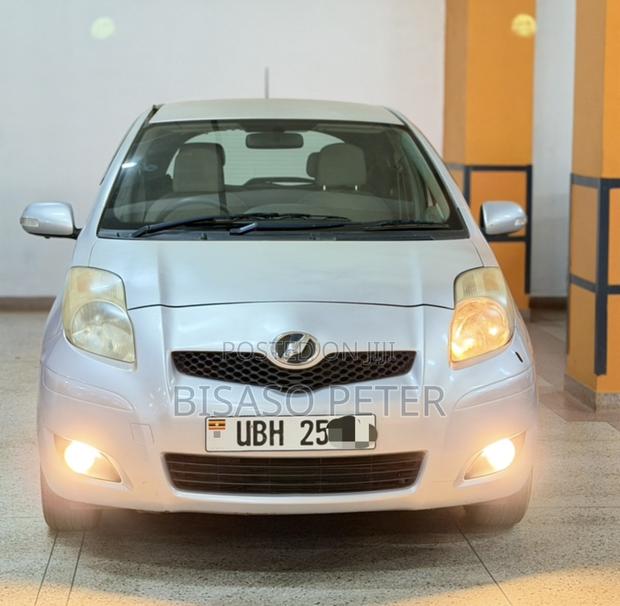 Toyota Vitz 2009 Silver