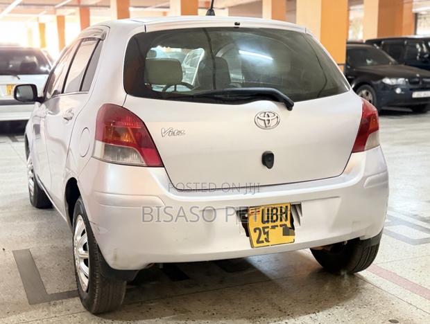Toyota Vitz 2009 Silver