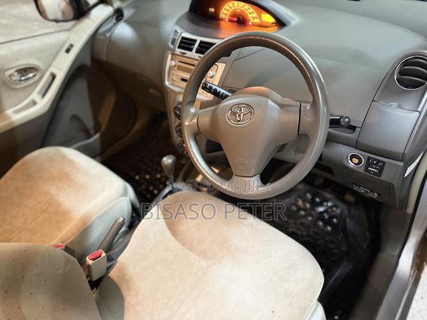 Toyota Vitz 2009 Silver