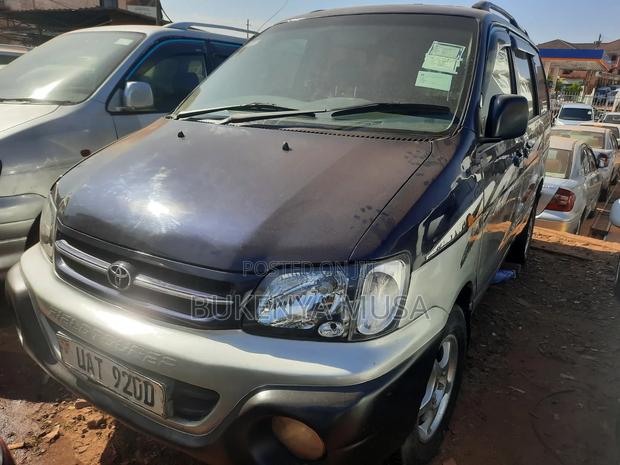 Toyota Noah 2004 Blue