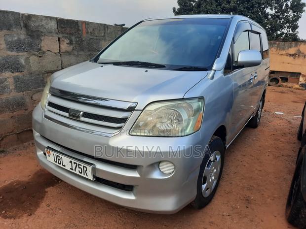 Toyota Noah 2006 Silver