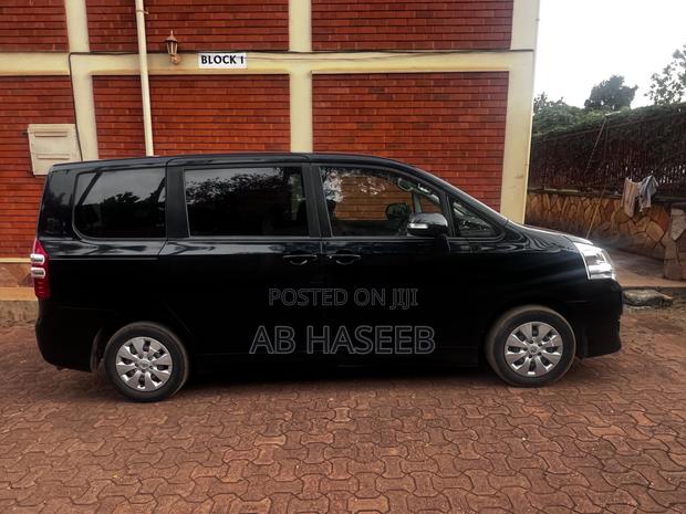 Toyota Noah 2.0 143hp AWD (8 Seater) 2012 Black