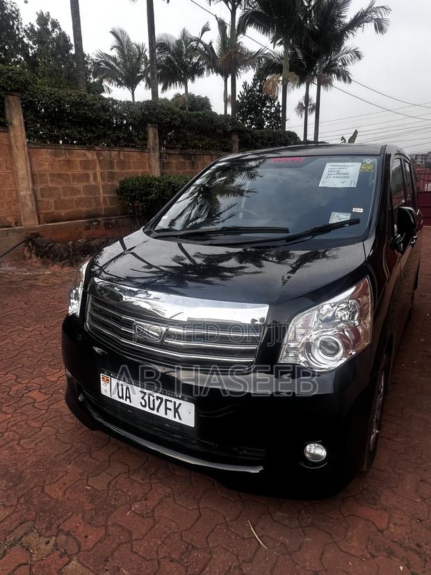 Toyota Noah 2.0 143hp AWD (8 Seater) 2012 Black
