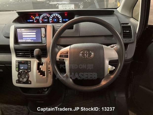 Toyota Noah 2.0 143hp AWD (8 Seater) 2012 Black
