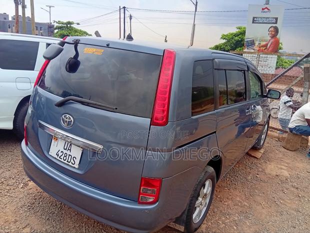 Toyota ISIS 2009 Blue