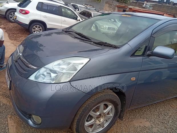 Toyota ISIS 2009 Blue