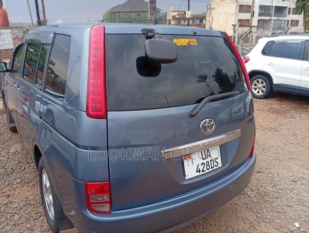 Toyota ISIS 2009 Blue