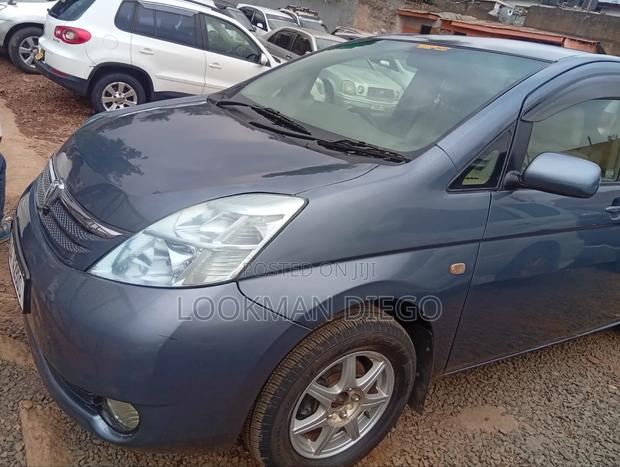 Toyota ISIS 2009 Blue